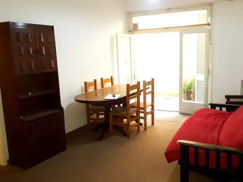 Amplia planta baja de 66 mts, muy luminoso y ventilado con 2 patios de uso propio