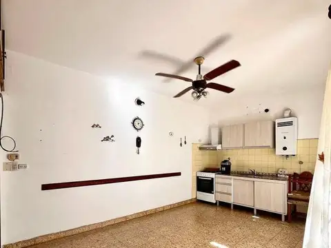 Casa 6 ambientes con 2 baños