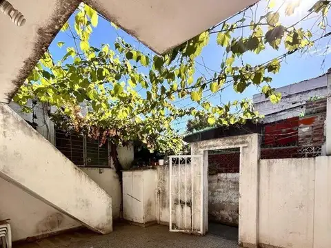 VENTA CASA 3 DORMITORIOS CON COCHERA Y PATIO