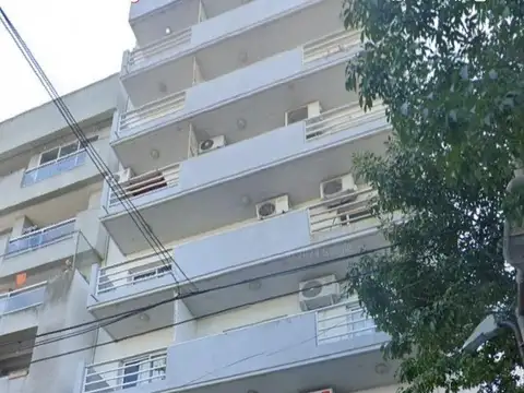 65 E/ 18 Y 19: DEPTO 1 DORM, PATIO/ COCHERA DOBLE