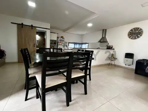 Casa en Venta con 2 cocheras