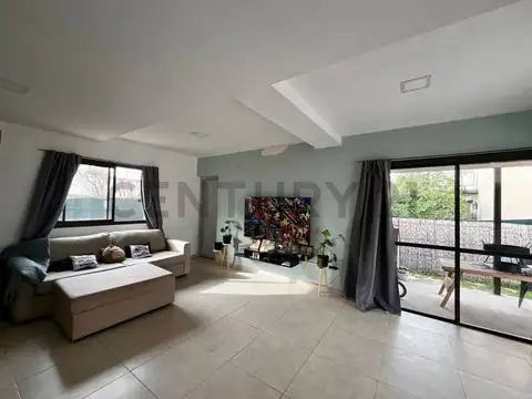 Casa 10 ambientes con 2 baños