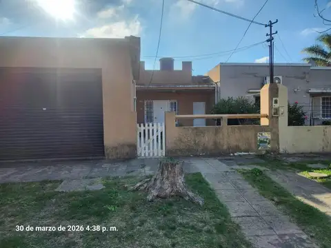 Casa 3 ambientes con garage o local y fondo