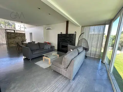 Casa 5 ambientes con 3 baños