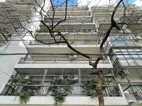 Semi piso Aguero y Juncal  4 ambientes con dependencia de servicio  y espacio guardacoche