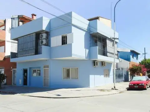 Casa con terraza, balcones y espacios múltiples en diseño fu