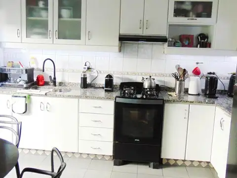 Casa con terraza, balcones y espacios múltiples en diseño fu