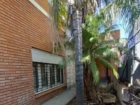 Casa 8 ambientes con 2 baños