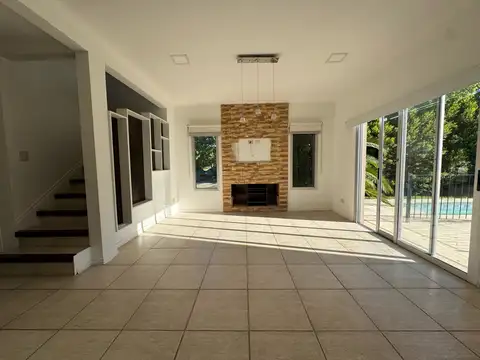 Casa en Alquiler con 3 cocheras