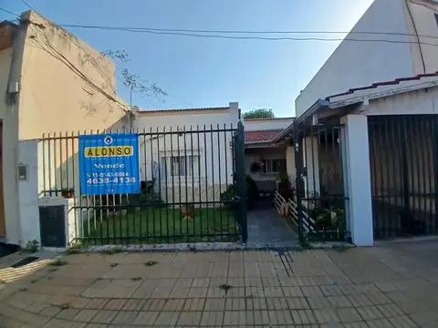 Casa 3 Ambientes con jardin y galpón en el fondo