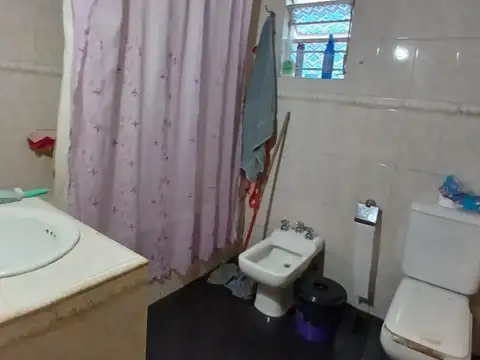 Casa 3 Ambientes con jardin y galpón en el fondo