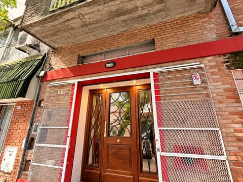 PH de 2 ambientes en venta— al frente con entrada independiente y patio