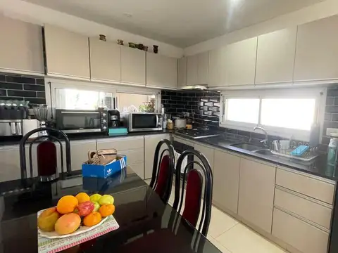 Casa 5 ambientes con 2 baños