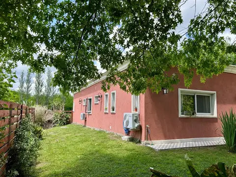 Casa 6 ambientes con 2 baños