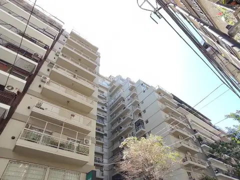 Super luminoso con balcón al frente