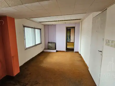 Oficina 6 ambientes con 4 baños