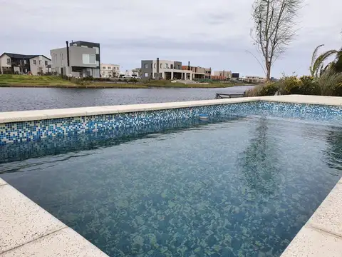 Casa  4 ambientes   dep de servicio   piscina frente al lago