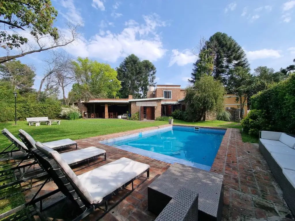 Quinta 1250m2 de terreno en venta Casa 5 dormitorios en Pilar zona Champagnat