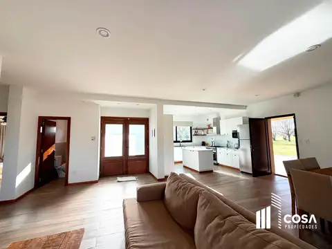 Casa 4 ambientes con 2 baños