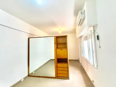 Amplio monoambiente divisible con patio a media cuadra de Libertador