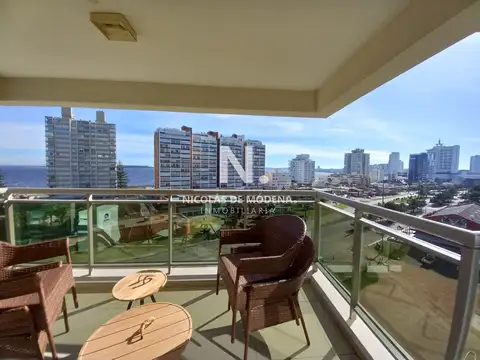 Torre de jerarquía en complejo frente a Playa Brava, departamento de 2 dormitorios en venta.