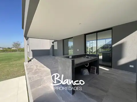 Casa 5 ambientes con 3 baños