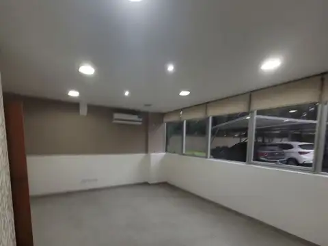 Oficina en Alquiler con 1 cochera