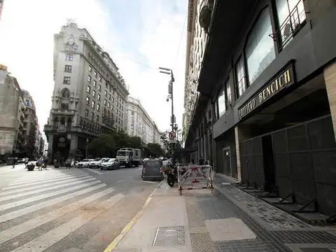 Av Pte Roque Saenz Pena 600