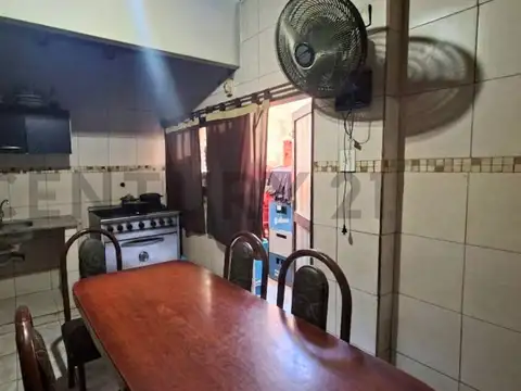 Casa tipo dúplex de 3 Dormitorios + comodín con cochera en Tiro Suizo, Rosario