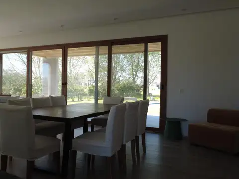 Casa 9 ambientes con 4 baños