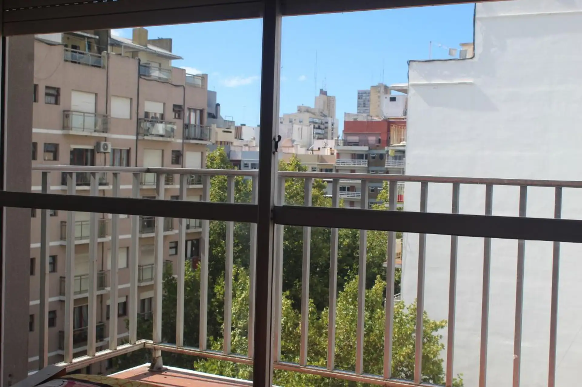Departamento monoambiente divisible en piso alto con balcón