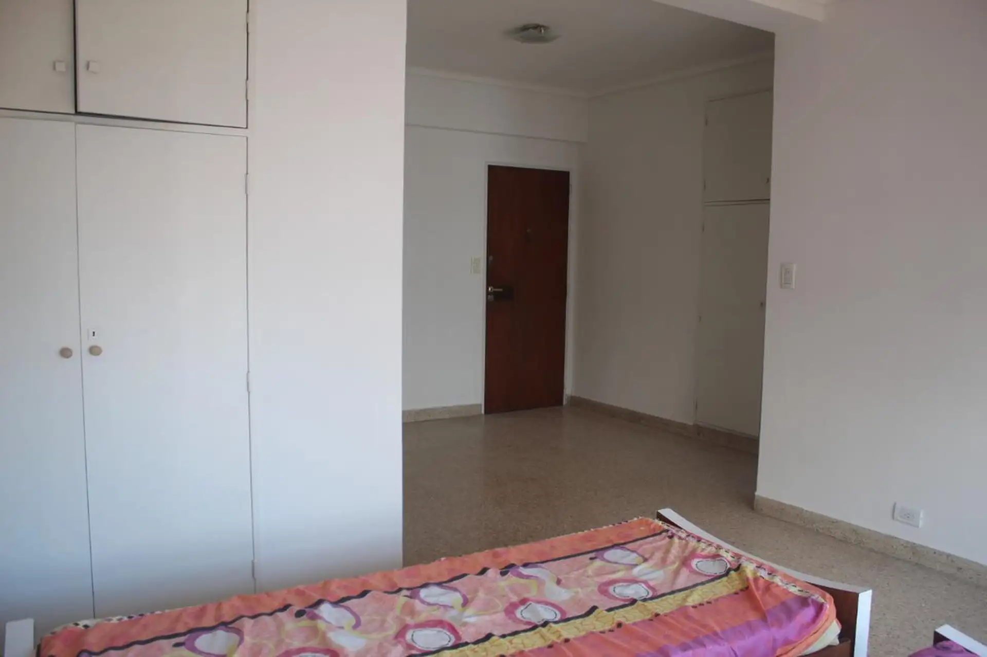 Departamento monoambiente divisible en piso alto con balcón