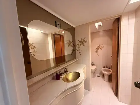 Casa en Alquiler con 6 cocheras