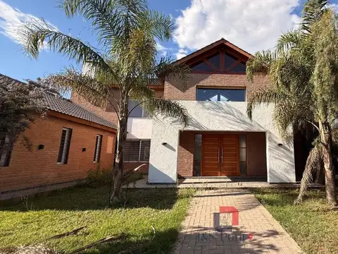 Casa en Barrio Privado LOS SAUCES!! (zona sur)