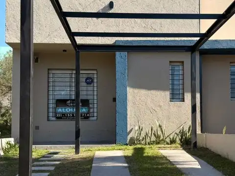 Casa en Alquiler con 2 cocheras