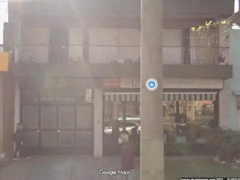 Casa con local comercial