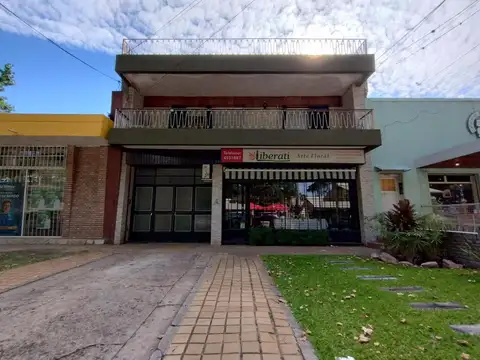 Casa con local comercial