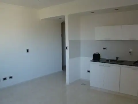 Excelente departamento de un ambiente, con terraza de uso exclusivo con parrilla.