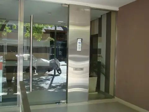 Excelente departamento de un ambiente, con terraza de uso exclusivo con parrilla. 