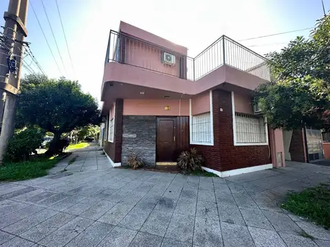 VENTA CASA EN 2 PLANTAS HAEDO CHICO- LOTE PROPIO