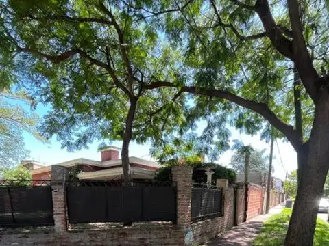 Fisherton. Casa con amplio terreno. A reciclar.