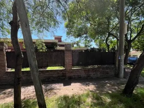 Fisherton. Casa con amplio terreno. A reciclar.