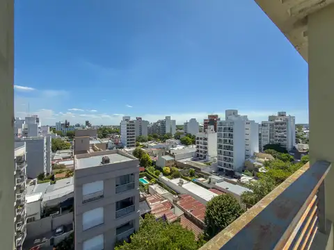 Dpto 2 ambientes pasante en 7° piso con balcones y DVH – Calle 16 e/ 38 y 39