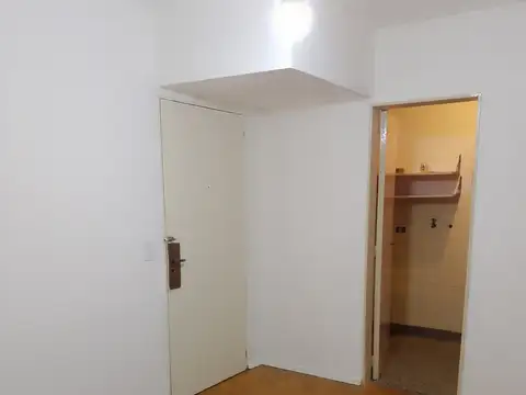 Departamento 2 amb sobre Av. Independencia a mts de Av. Entre Ríos, living comedor, 1 dormitorio, baño completo, cocina amplia a refaccionar. Condiciones 50% al contado y saldo en cuotas, s/interés,. Papeles al día Oportunidad unica