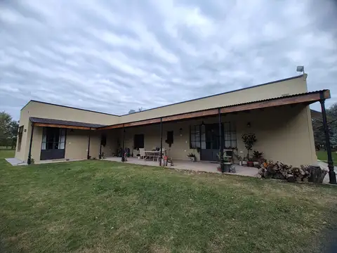 Excelente casa en venta en Club de Campo Aguas Dulces en Villa Elisa