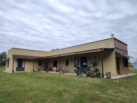 Casa 4 ambientes con 2 baños