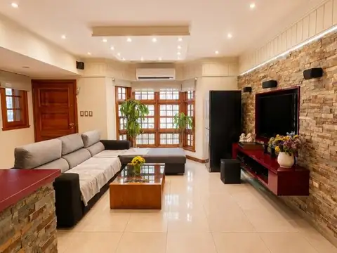 Venta - Casa 5 ambientes con Fondo y 3 cocheras - Lanús Este