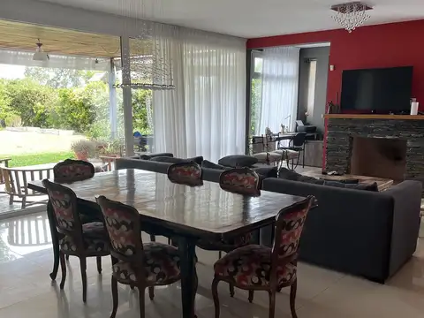 Casa en Venta con 4 cocheras