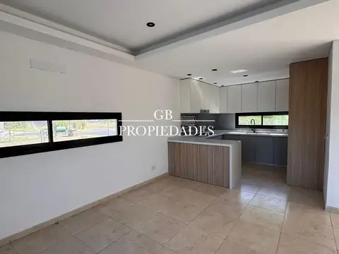 Casa 5 ambientes con 3 baños