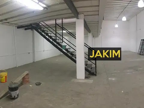 Galpón en tres plantas de muy buena ubicación con fuerza motriz, con vecinos industriales lindantes.